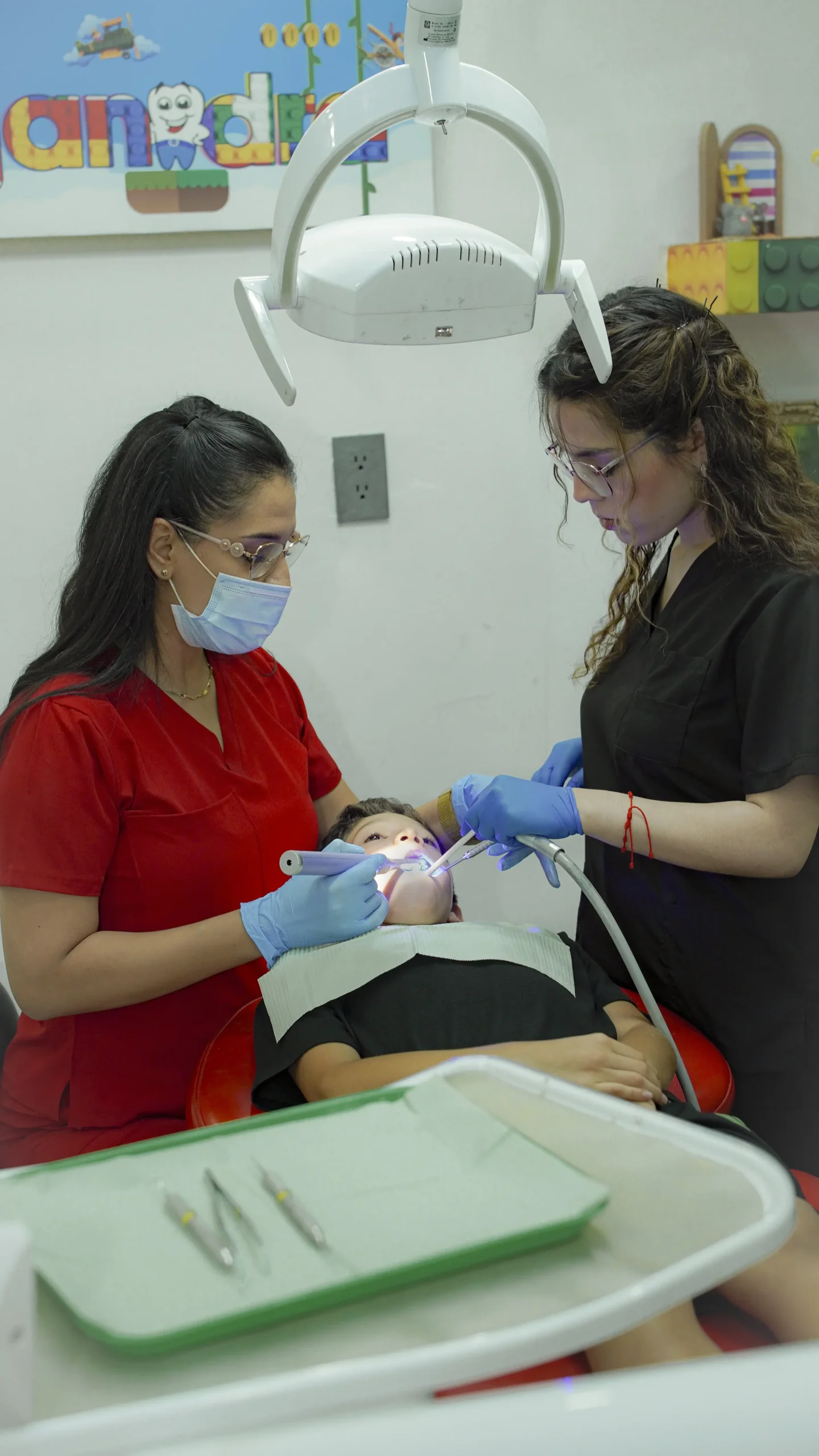 Equipo odontopediátrico atendiendo a un niño