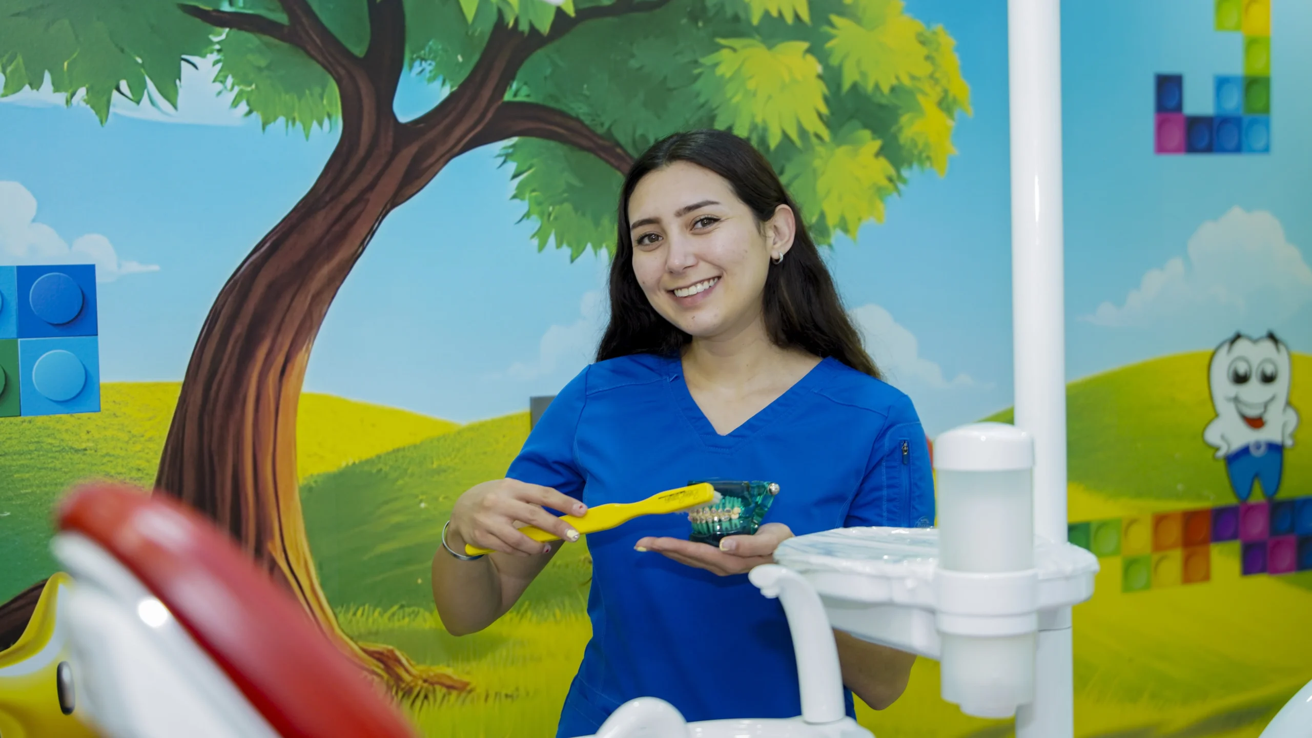 Especialista explicando el cuidado dental infantil