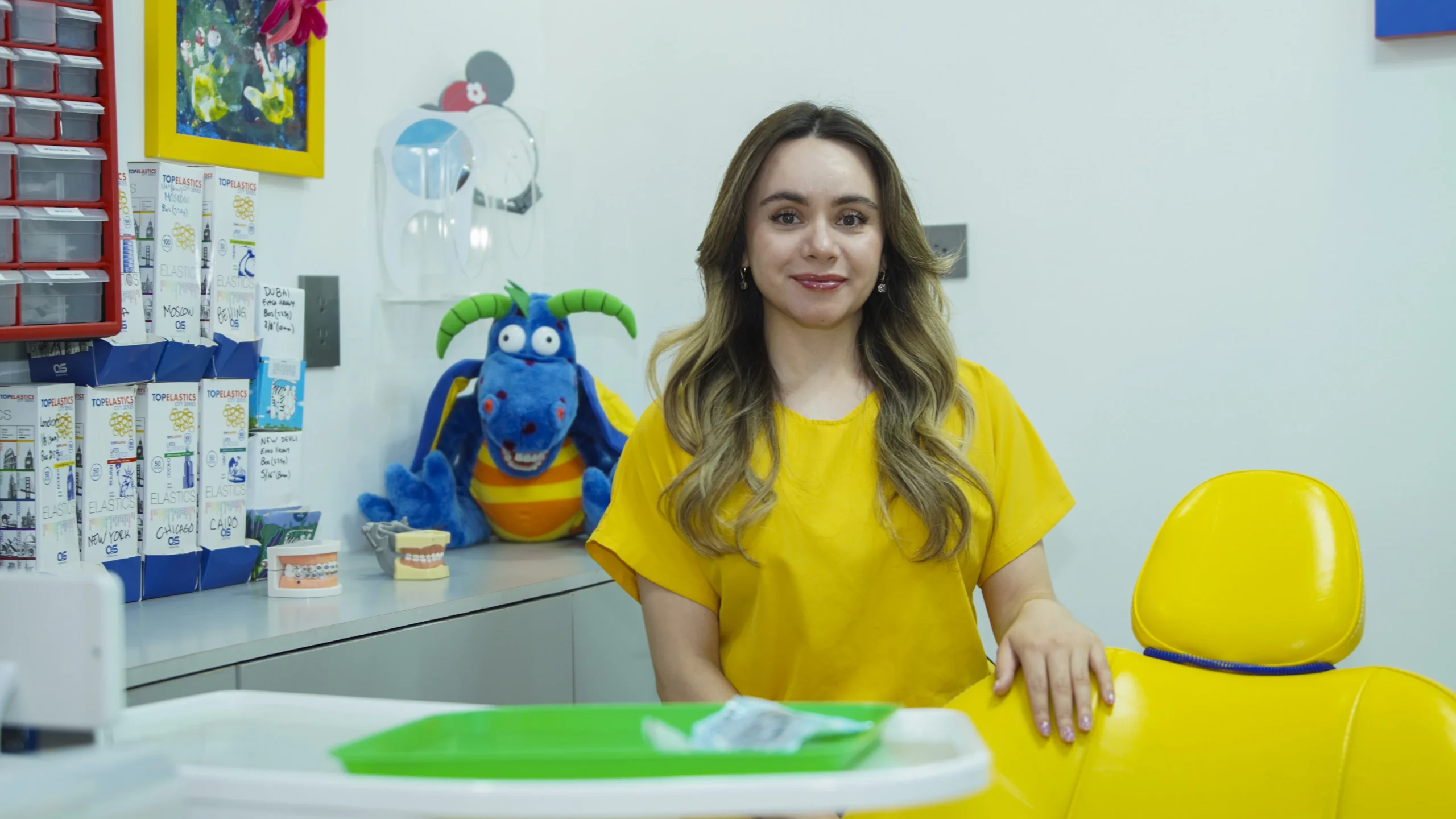 Especialista de Dentista de los Niños en una clínica pediátrica
