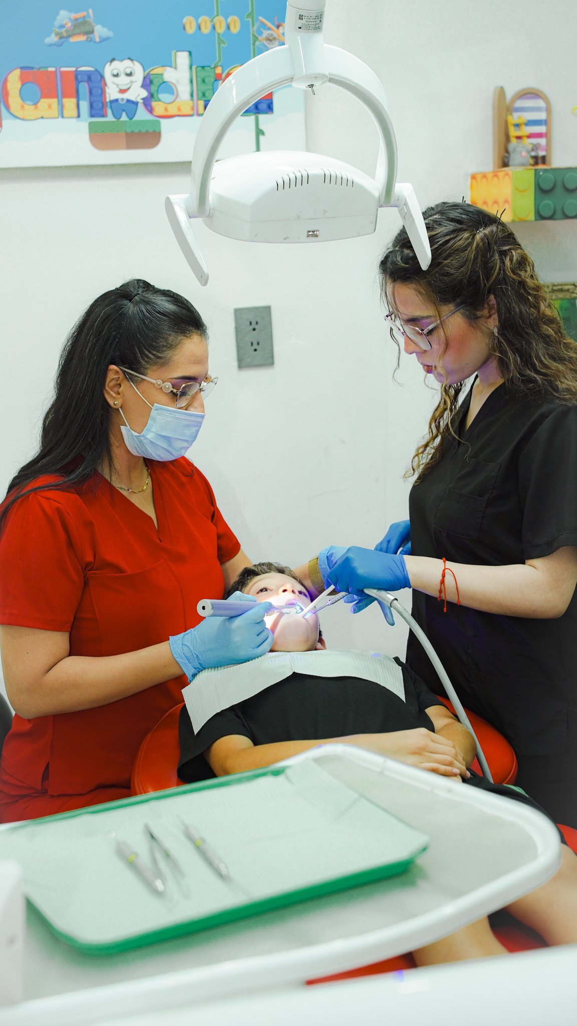 Equipo odontopediátrico atendiendo a un niño