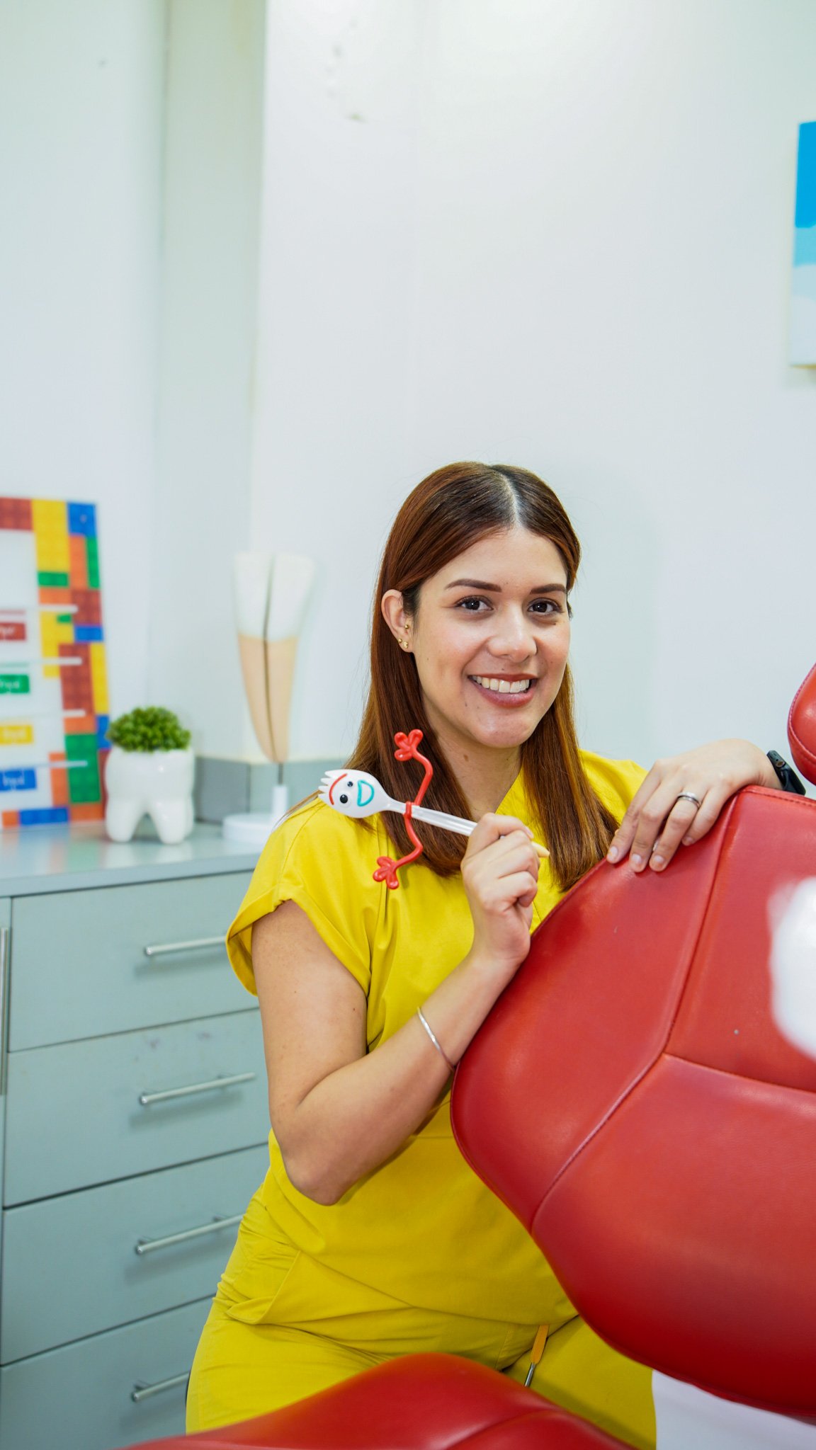 Especialista explicando el cuidado dental infantil